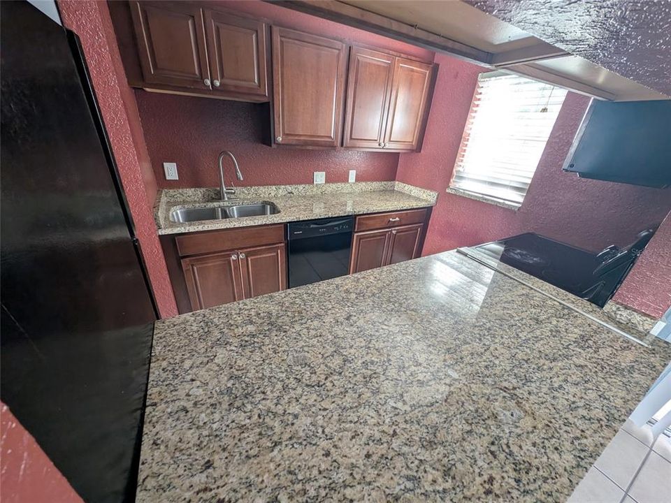 На продажу: $119,900 (2 спален, 1 ванн, 891 Квадратных фут)