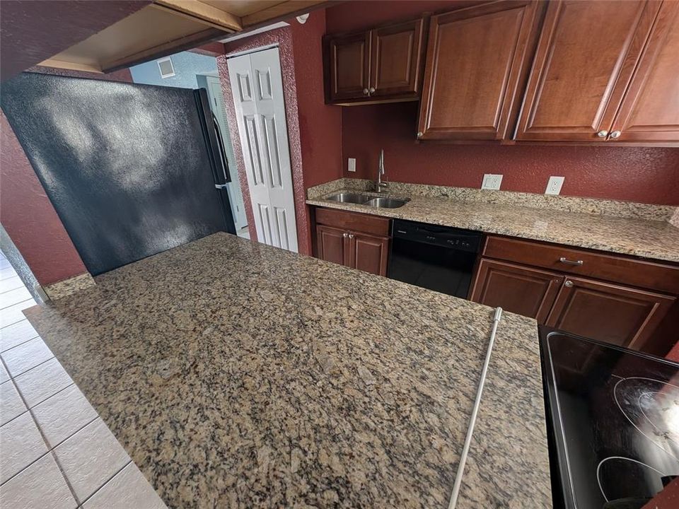 На продажу: $119,900 (2 спален, 1 ванн, 891 Квадратных фут)