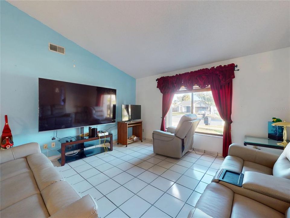 For Sale: $335,500 (3 beds, 2 baths, 1841 Square Feet)