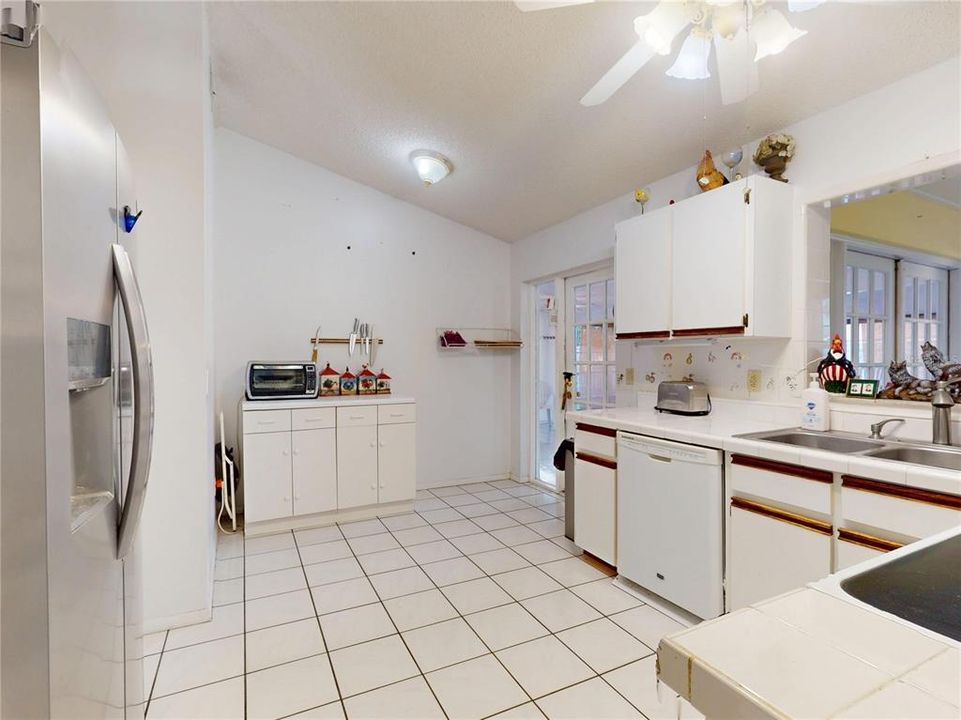 For Sale: $335,500 (3 beds, 2 baths, 1841 Square Feet)