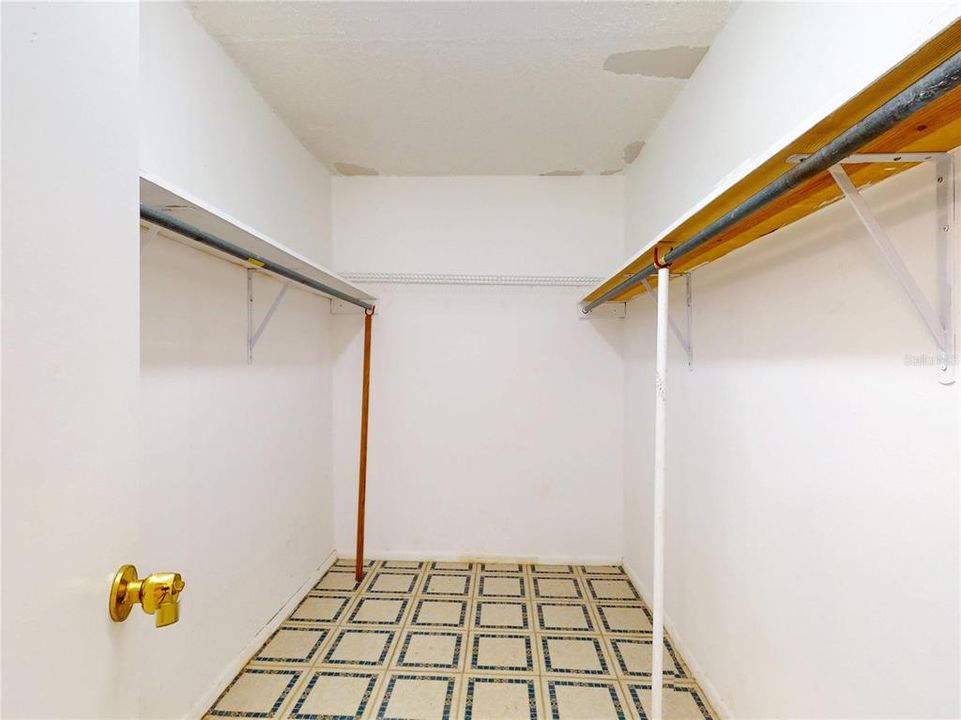 For Sale: $335,500 (3 beds, 2 baths, 1841 Square Feet)