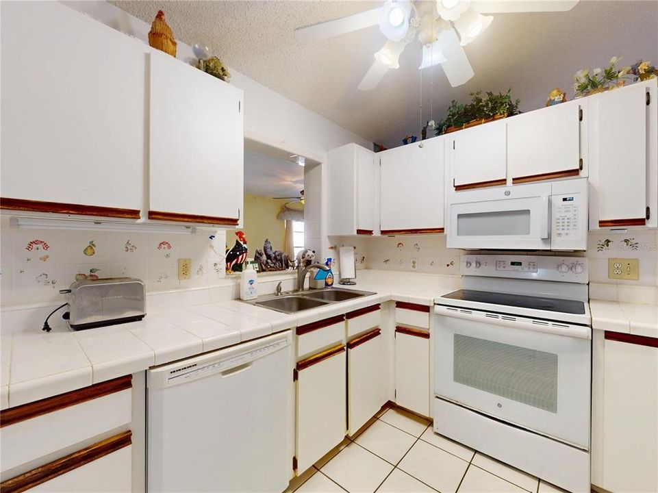 For Sale: $335,500 (3 beds, 2 baths, 1841 Square Feet)