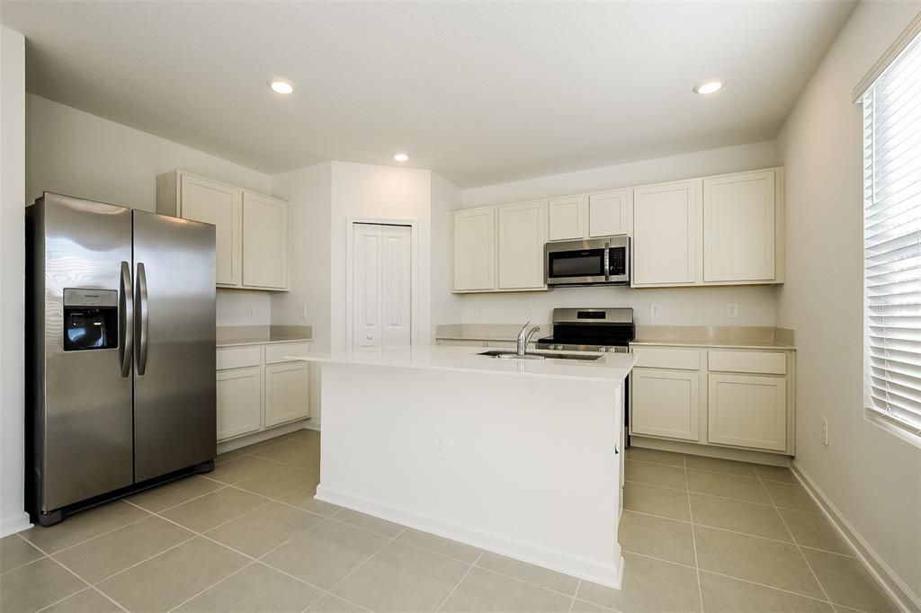 En Renta: $2,225 (5 camas, 3 baños, 2451 Pies cuadrados)