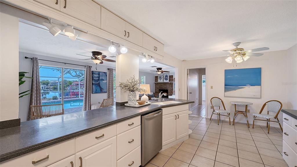合同活跃: $695,000 (3 贝兹, 3 浴室, 2814 平方英尺)