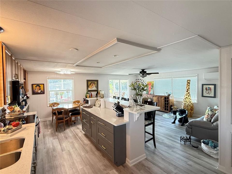 На продажу: $349,900 (2 спален, 2 ванн, 1242 Квадратных фут)