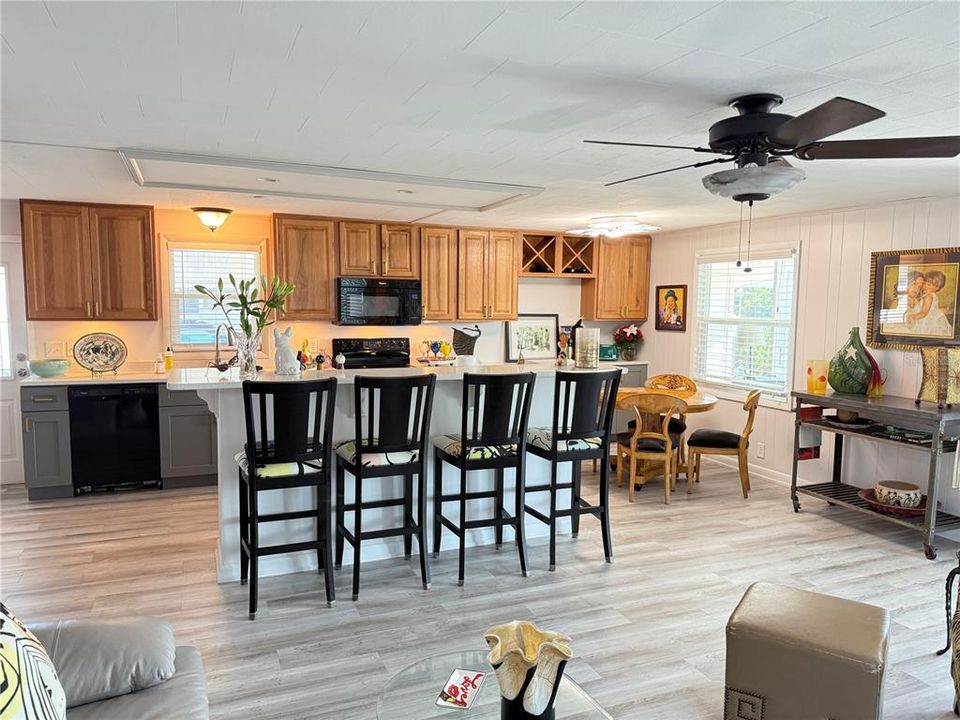 На продажу: $349,900 (2 спален, 2 ванн, 1242 Квадратных фут)