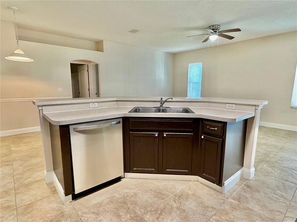 待售: $329,000 (3 贝兹, 2 浴室, 1728 平方英尺)