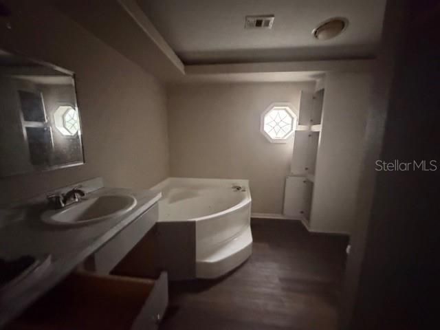 待售: $110,000 (4 贝兹, 2 浴室, 2085 平方英尺)