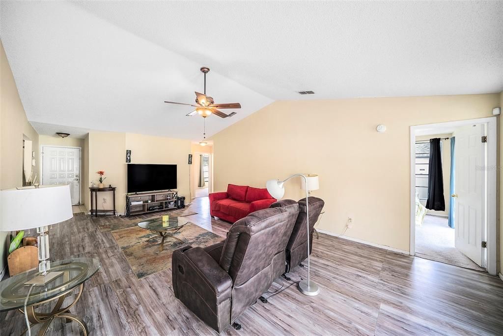 На продажу: $310,000 (3 спален, 2 ванн, 1494 Квадратных фут)