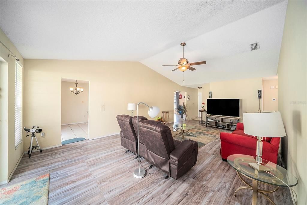 На продажу: $310,000 (3 спален, 2 ванн, 1494 Квадратных фут)