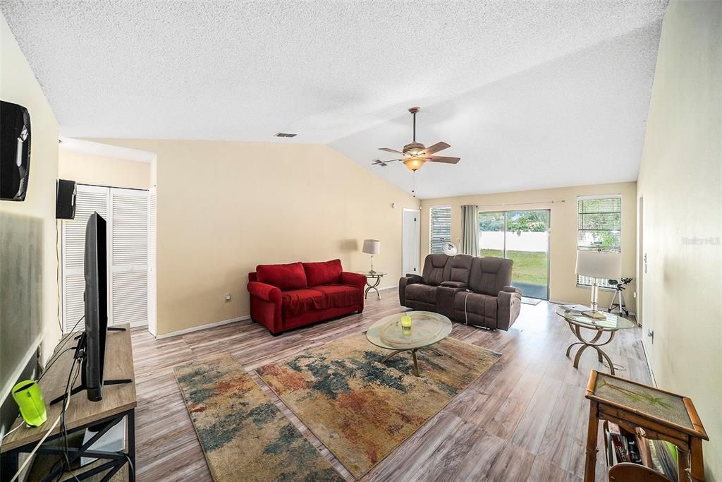 На продажу: $310,000 (3 спален, 2 ванн, 1494 Квадратных фут)