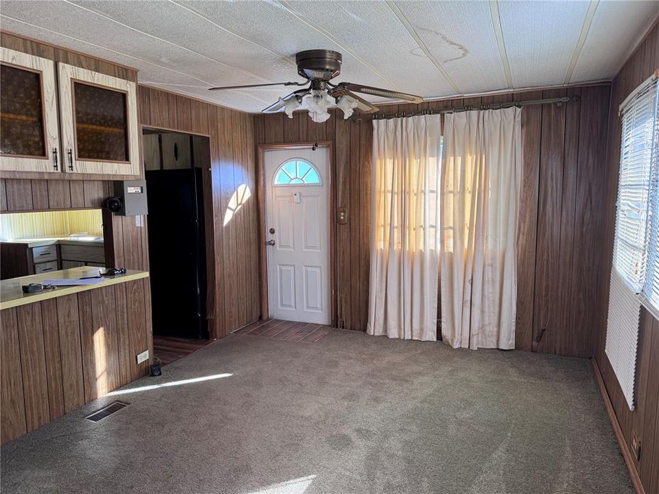 На продажу: $79,900 (2 спален, 2 ванн, 1056 Квадратных фут)