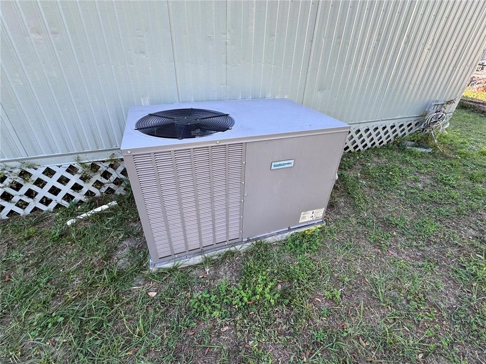 На продажу: $79,900 (2 спален, 2 ванн, 1056 Квадратных фут)