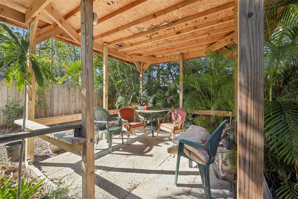 En Venta: $469,000 (4 camas, 2 baños, 2100 Pies cuadrados)