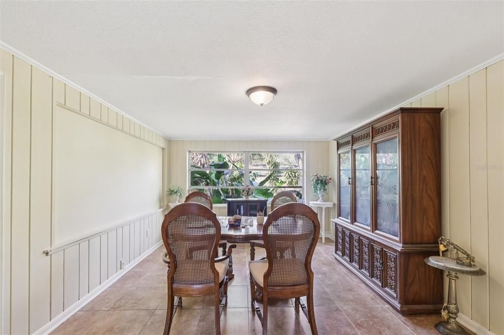 En Venta: $469,000 (4 camas, 2 baños, 2100 Pies cuadrados)