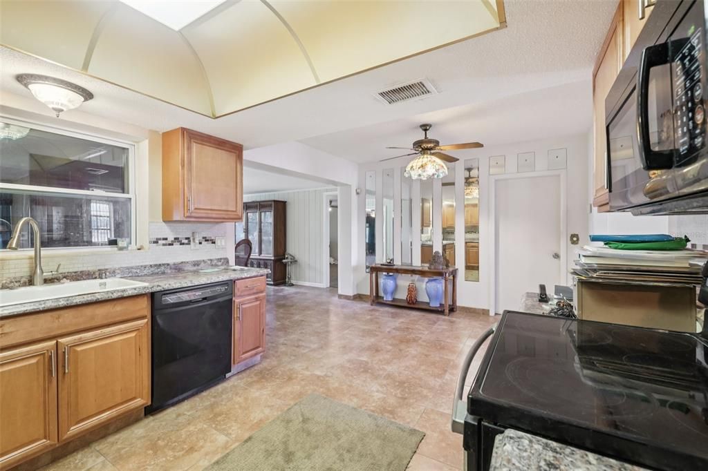 En Venta: $469,000 (4 camas, 2 baños, 2100 Pies cuadrados)