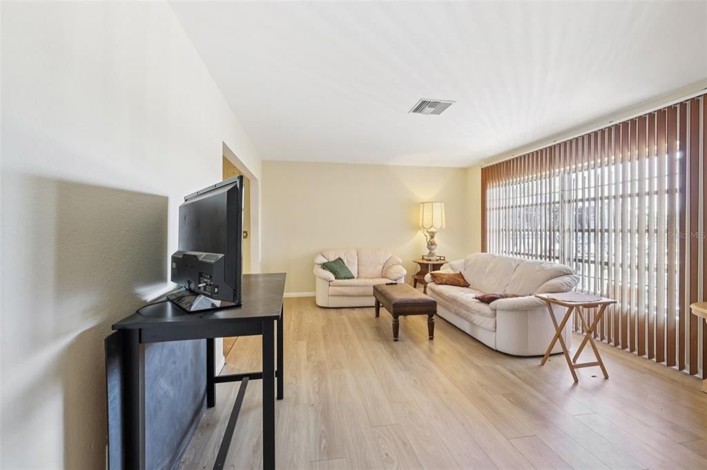 En Venta: $469,000 (4 camas, 2 baños, 2100 Pies cuadrados)