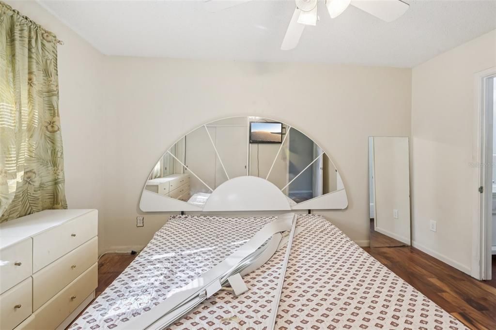 En Venta: $469,000 (4 camas, 2 baños, 2100 Pies cuadrados)