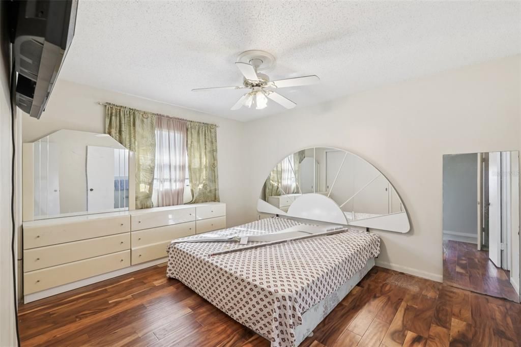 En Venta: $469,000 (4 camas, 2 baños, 2100 Pies cuadrados)