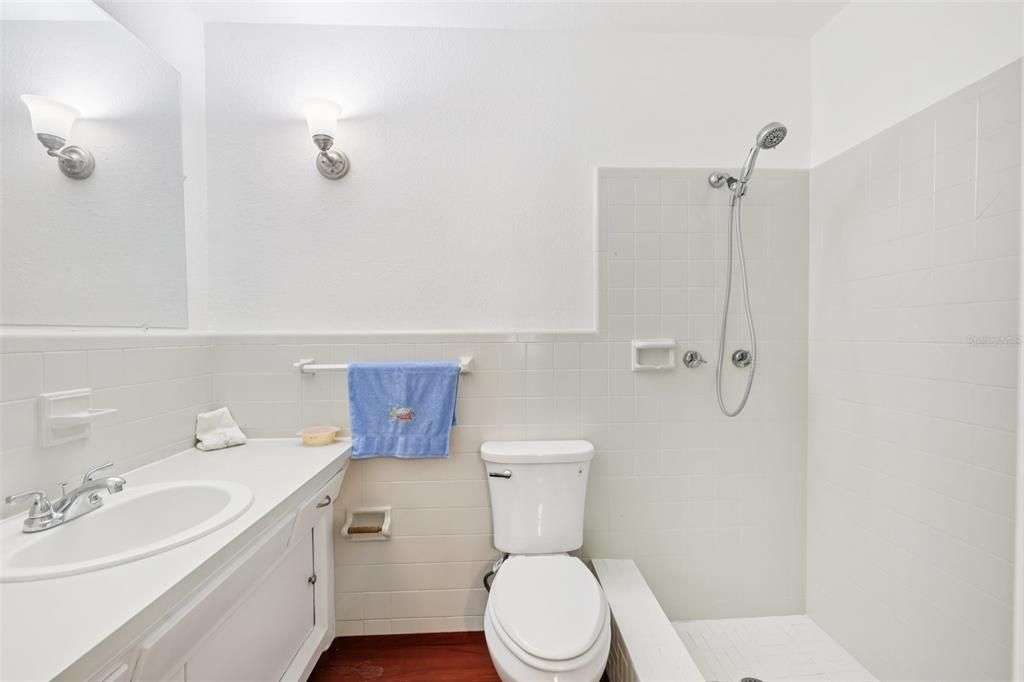 En Venta: $469,000 (4 camas, 2 baños, 2100 Pies cuadrados)