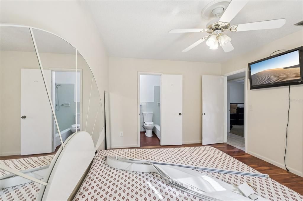 En Venta: $469,000 (4 camas, 2 baños, 2100 Pies cuadrados)