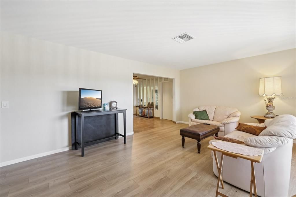 En Venta: $469,000 (4 camas, 2 baños, 2100 Pies cuadrados)