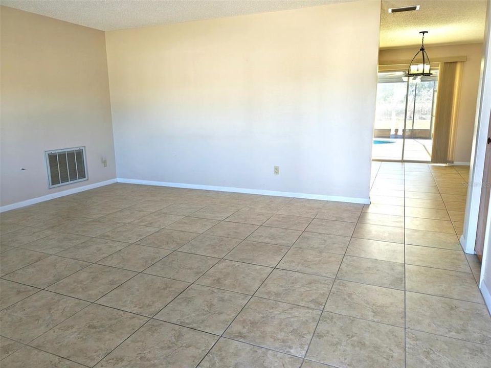 For Sale: $224,900 (2 beds, 1 baths, 1015 Square Feet)
