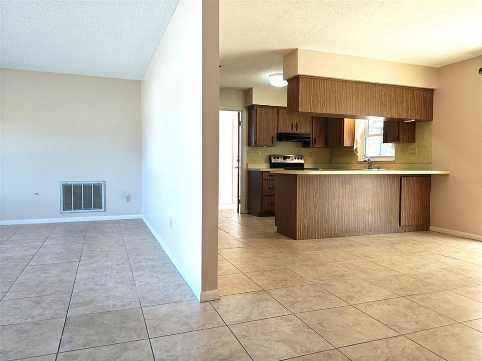 For Sale: $224,900 (2 beds, 1 baths, 1015 Square Feet)