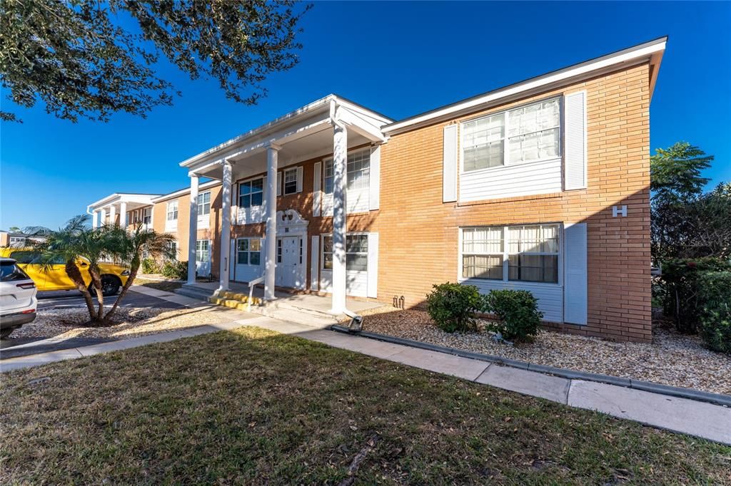 For Sale: $135,000 (2 beds, 2 baths, 1039 Square Feet)