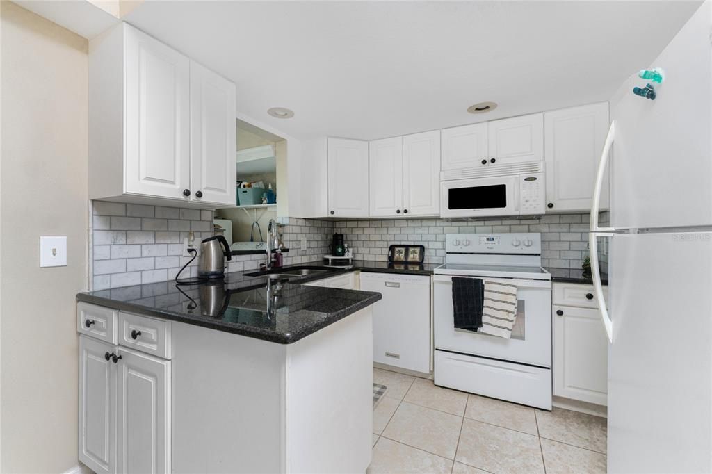For Sale: $135,000 (2 beds, 2 baths, 1039 Square Feet)