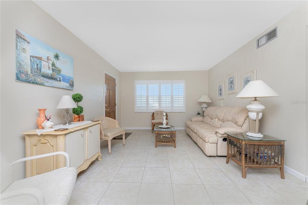 For Sale: $135,000 (2 beds, 2 baths, 1039 Square Feet)