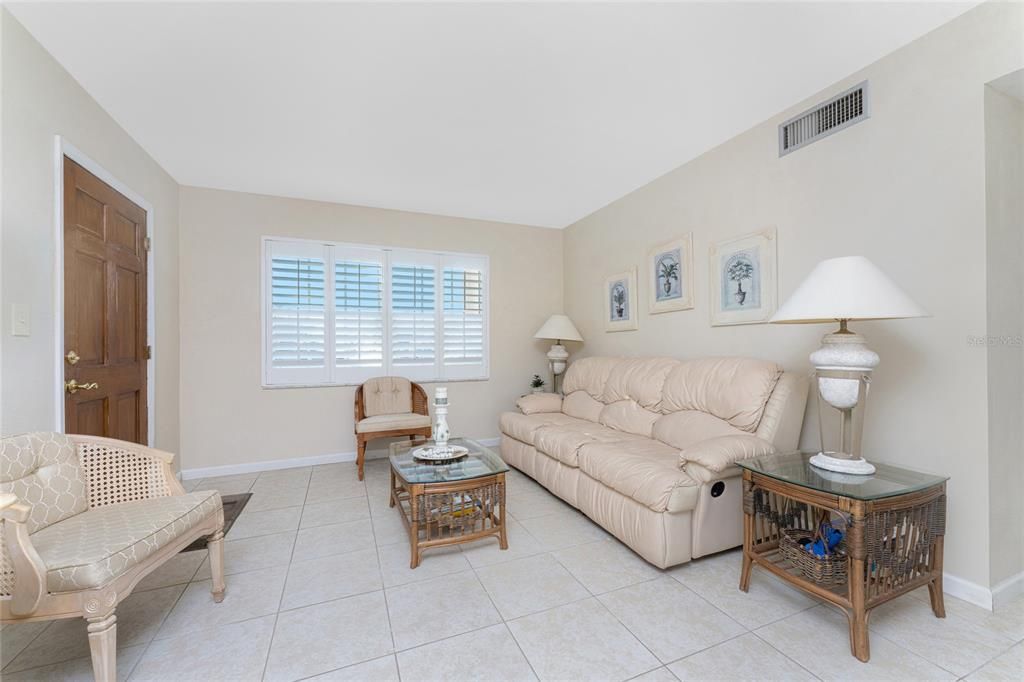 For Sale: $135,000 (2 beds, 2 baths, 1039 Square Feet)