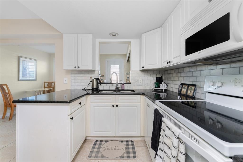 For Sale: $135,000 (2 beds, 2 baths, 1039 Square Feet)