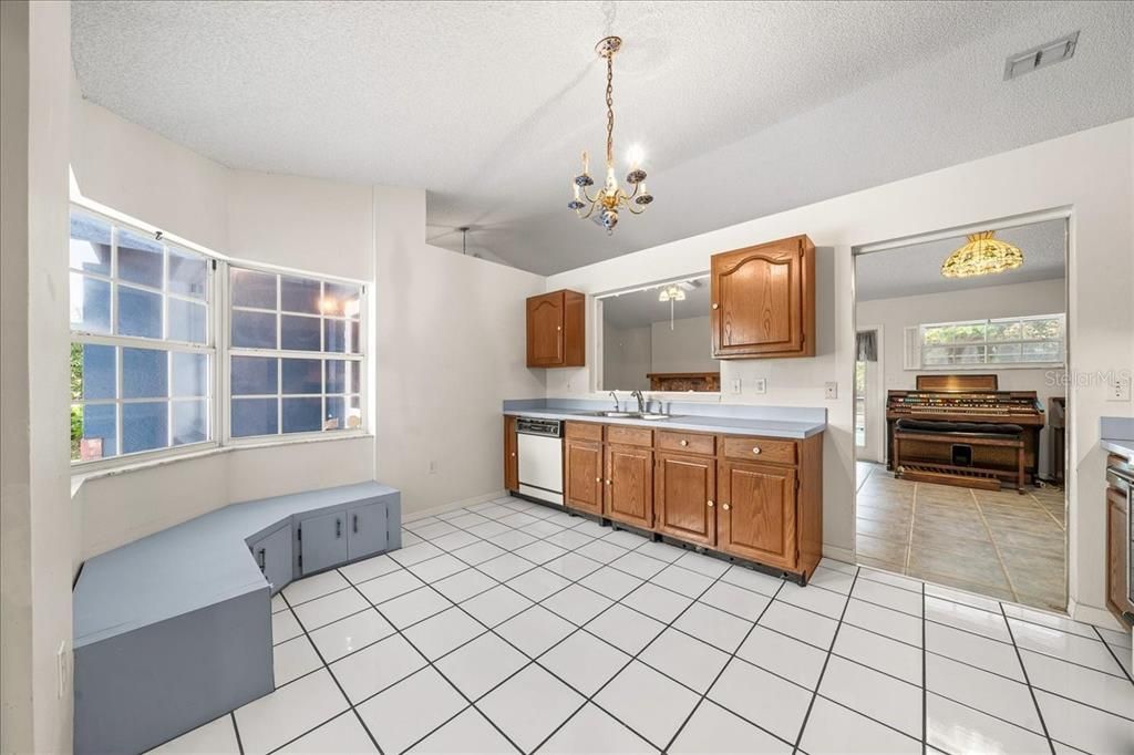 На продажу: $449,900 (2 спален, 2 ванн, 1401 Квадратных фут)