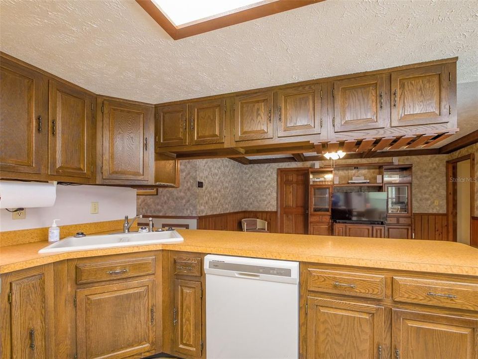 For Sale: $399,900 (4 beds, 2 baths, 1877 Square Feet)