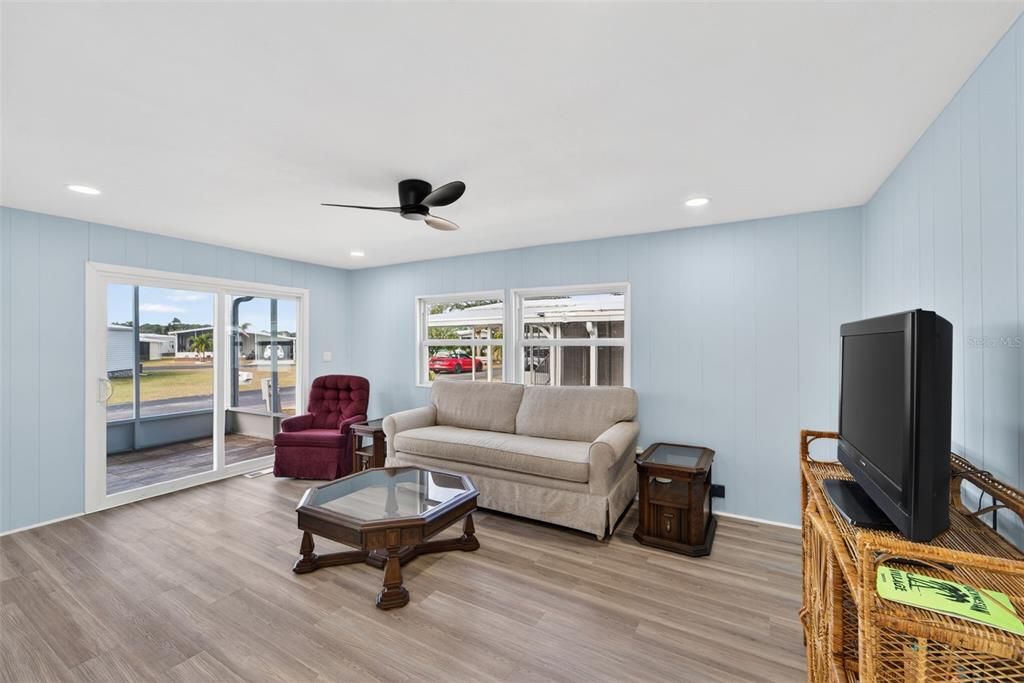 На продажу: $208,000 (2 спален, 2 ванн, 960 Квадратных фут)