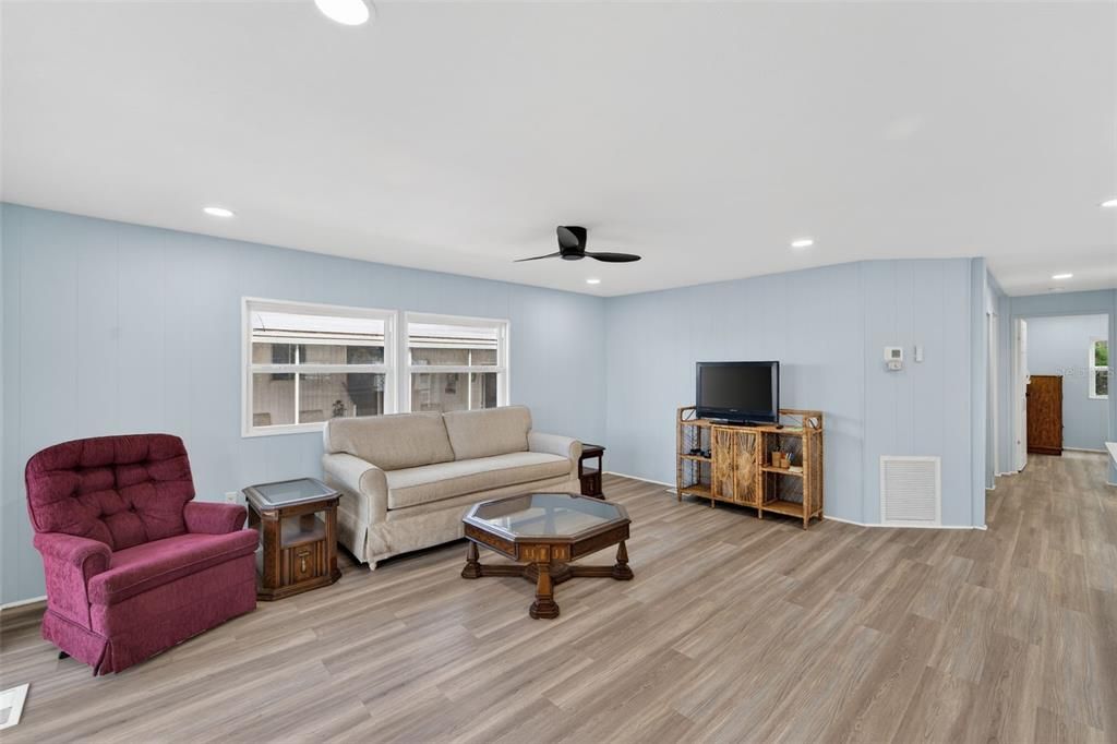 На продажу: $208,000 (2 спален, 2 ванн, 960 Квадратных фут)