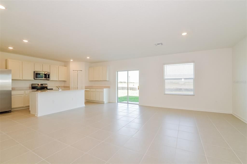 For Rent: $2,025 (5 beds, 2 baths, 2112 Square Feet)