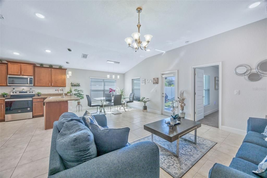 На продажу: $289,990 (3 спален, 2 ванн, 1369 Квадратных фут)