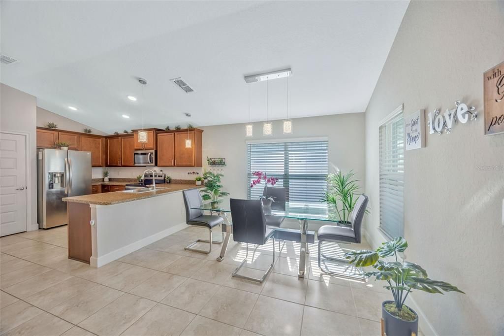 На продажу: $289,990 (3 спален, 2 ванн, 1369 Квадратных фут)