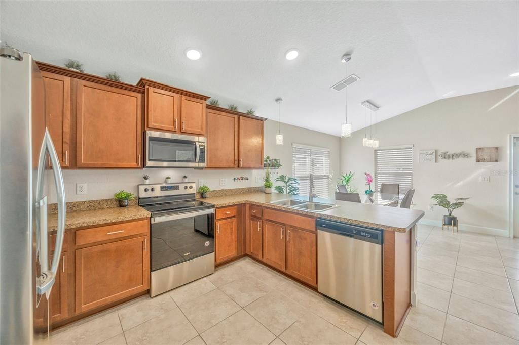 На продажу: $289,990 (3 спален, 2 ванн, 1369 Квадратных фут)