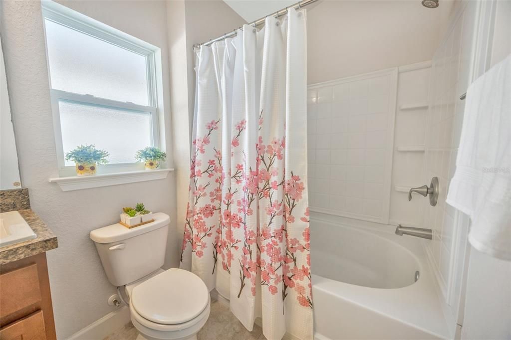 На продажу: $289,990 (3 спален, 2 ванн, 1369 Квадратных фут)