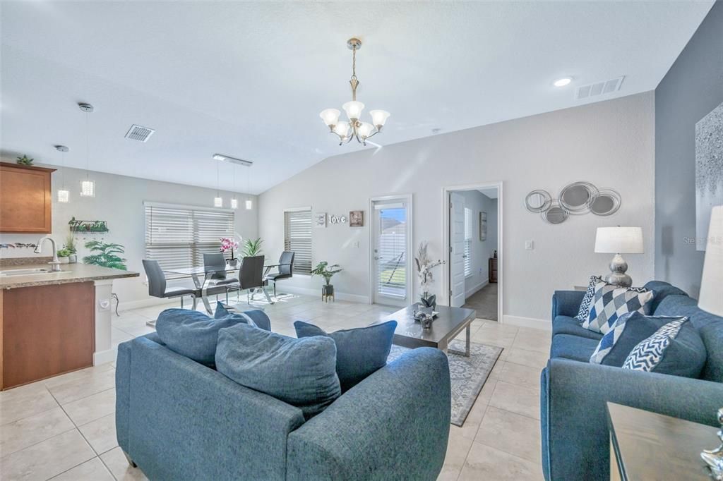 На продажу: $289,990 (3 спален, 2 ванн, 1369 Квадратных фут)