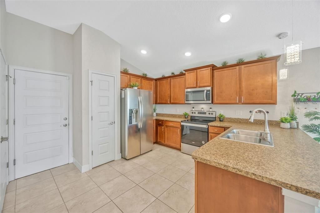 На продажу: $289,990 (3 спален, 2 ванн, 1369 Квадратных фут)