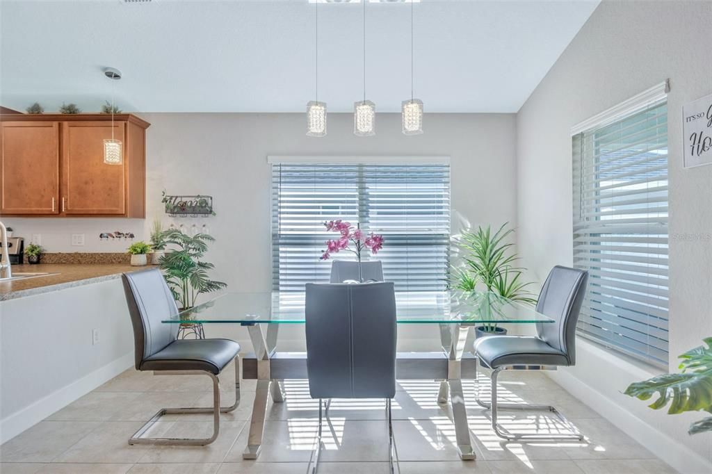 На продажу: $289,990 (3 спален, 2 ванн, 1369 Квадратных фут)