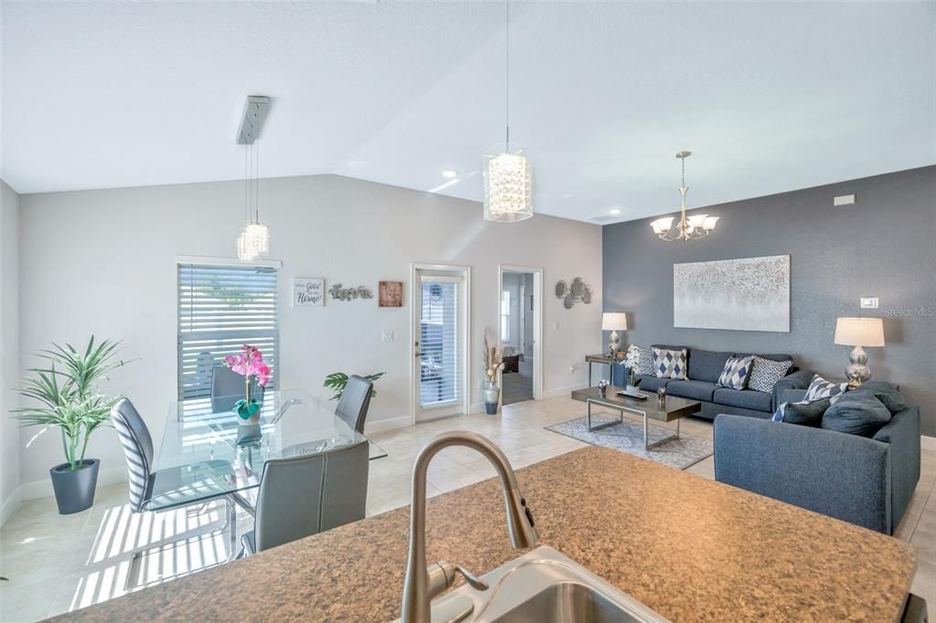 На продажу: $289,990 (3 спален, 2 ванн, 1369 Квадратных фут)