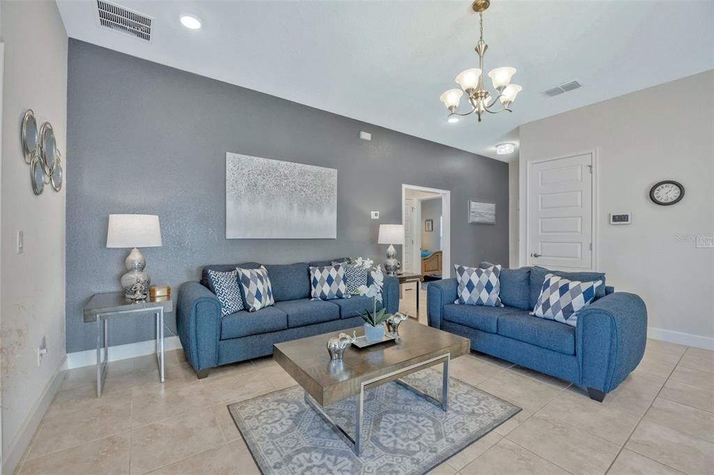 На продажу: $289,990 (3 спален, 2 ванн, 1369 Квадратных фут)