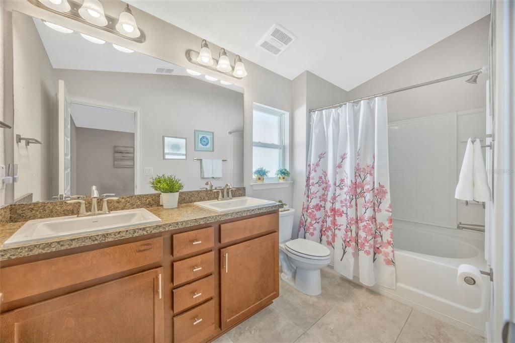 На продажу: $289,990 (3 спален, 2 ванн, 1369 Квадратных фут)