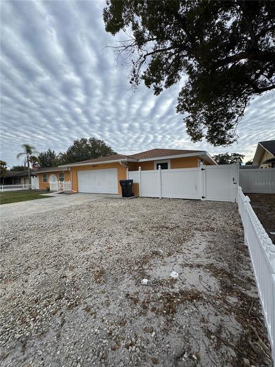 For Rent: $2,000 (2 beds, 1 baths, 700 Square Feet)