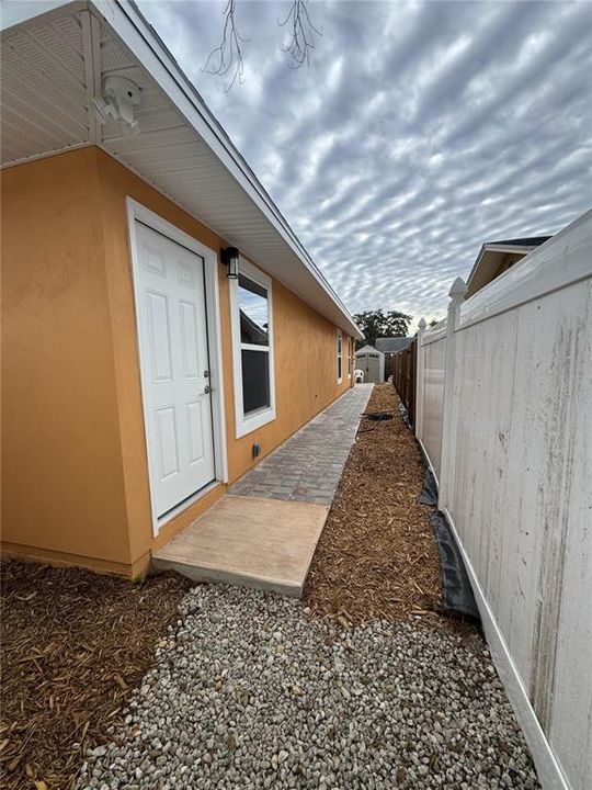 For Rent: $2,000 (2 beds, 1 baths, 700 Square Feet)